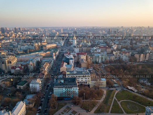 Aerial photography from the drone to the National Sanctuary Complex Kyiv Sophia , Peizazhna Alley and other historical places in Kiev, Ukraine, a shot at sunset in the summer.. Panoramic aerial view from the drone, a view of the bird’s eye view of the the central historical part of the city of Kiev, Ukraine, with old buildings of the city. Стоковое фото, агентство Ingram Publishing / Фотобанк Лори