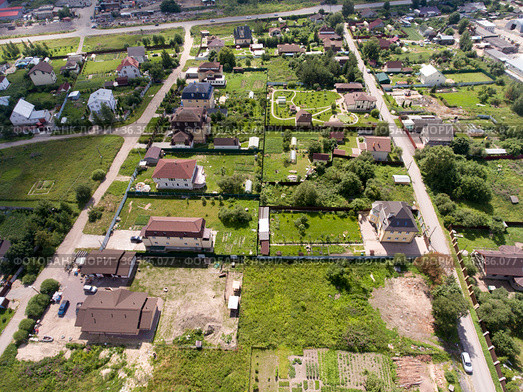 Aerial view at Russian village with summer houses and cottages (2020 год). Стоковое фото, фотограф Кекяляйнен Андрей / Фотобанк Лори