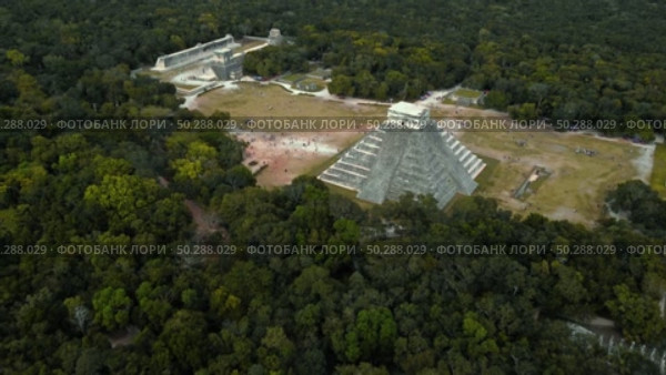 Aerial View Chichen Itza Main Plaza And Tourists. Стоковое видео, видеограф Поскребышев Михаил / Фотобанк Лори