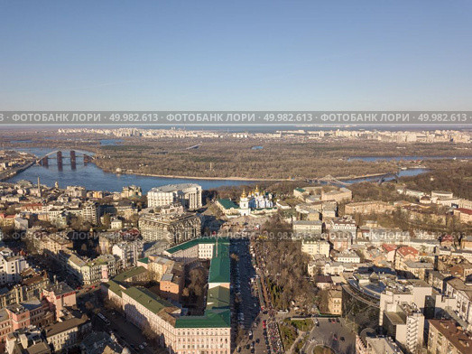 Aerial view district Podol, the Dnieper River and Trukhanov island on a sunny afternoon. St. Vladimir’s Cathedral church in the distance Kyiv, Ukraine. Drone photography. The Podol district and the Dnieper river are a sunny day. Kiev, Ukraine. Стоковое фото, агентство Ingram Publishing / Фотобанк Лори