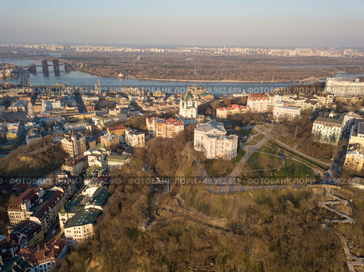 Aerial view from the drone, bird’s eye view to the Peizazhna alley, Vozdvizhenka, Podolsky bridge, St. Andrew’s Church, National Museum of Ukrainian History, Andreevsky descent.. A bird’s eye view, aerial view shooting from drone of the Podol district, oldest historical center of Kiev, the Dnieper River and the left bank of Dnieper in the city of Kiev, Ukraine. Стоковое фото, агентство Ingram Publishing / Фотобанк Лори