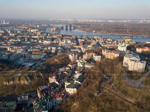 Aerial view from the drone, bird’s eye view to the Peizazhna alley, Vozdvizhenka, Podolsky bridge, St. Andrew’s Church, National Museum of Ukrainian History, Andreevsky descent.. A bird’s eye view, aerial view shooting from drone of the Podol district, oldest historical center of Kiev, Ukraine, the Dnieper River and the left bank of Dnieper. Стоковое фото, агентство Ingram Publishing / Фотобанк Лори