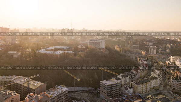 Aerial view of Artistic Kiev School and Construction workers at work are at the top of the building on Vozdvizhenka. Kiev is the capital and most populated city of Ukraine. Photo by drone. Artistic Kiev School and Construction workers at work are at the top of the building on Vozdvizhenka in Kiev. Стоковое фото, агентство Ingram Publishing / Фотобанк Лори