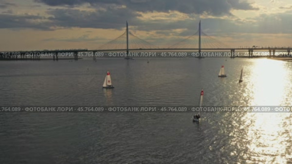 Aerial view of cable-stayed bridge during sunset. Стоковое видео, видеограф Михаил Коханчиков / Фотобанк Лори