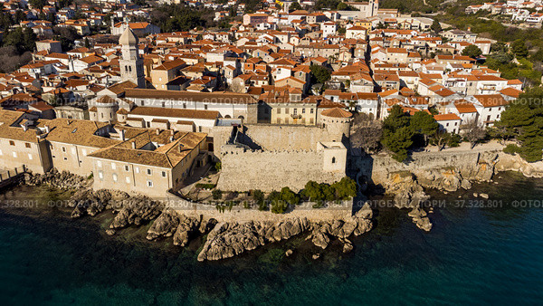 Aerial view of historic Adriatic town of Krk , Island of Krk, Kvarner bay of Adriatic sea, Croatia, Europe. Стоковое фото, фотограф Matej Kastelic / Фотобанк Лори
