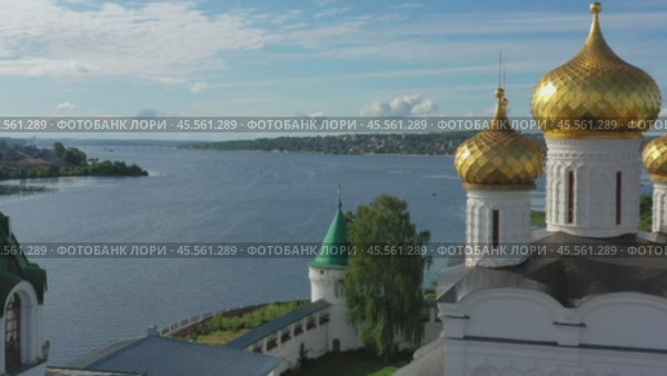 Aerial view of Ipatievsky Monastery in Kostroma (2019 год). Стоковое видео, видеограф Михаил Коханчиков / Фотобанк Лори