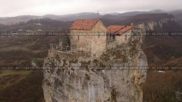 Aerial view of Katskhi pillar, man's monastery near Chiatura, Imereti, Georgia. Стоковое видео, видеограф Яков Филимонов / Фотобанк Лори