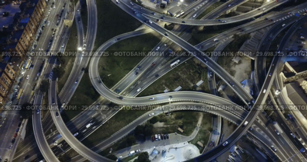 Aerial view of lighted highway road junctions at night. Стоковое видео, видеограф Яков Филимонов / Фотобанк Лори