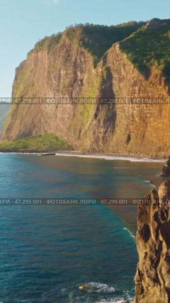 Aerial view of Madeira cliffs coastline landscape, Madeira island, Portugal. Стоковое видео, видеограф Дмитрий Рухленко / Фотобанк Лори