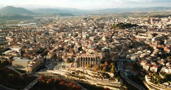Aerial view of Manresa town with Basilica de Santa Maria, Catalonia, Spain (2018 год). Стоковое видео, видеограф Яков Филимонов / Фотобанк Лори