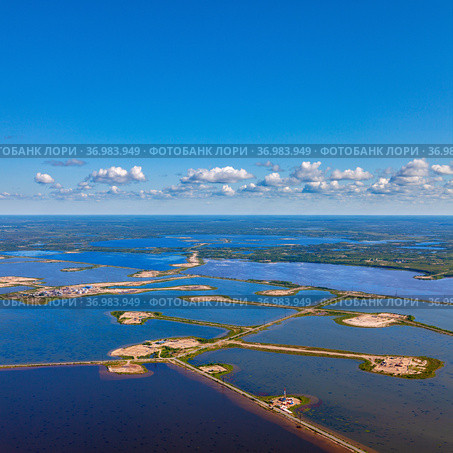 Aerial view of oilfield on the Samotlor lake. Стоковое фото, фотограф Владимир Мельников / Фотобанк Лори