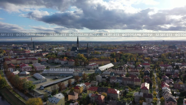 Aerial view of Olomouc cityscape overlooking Gothic spire of Saint Wenceslas Cathedral on sunny autumn day, Moravia, Czech Republic (2019 год). Стоковое видео, видеограф Яков Филимонов / Фотобанк Лори