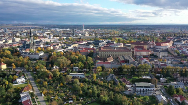Aerial view of Olomouc cityscape overlooking Gothic spire of Saint Wenceslas Cathedral on sunny autumn day, Moravia, Czech Republic (2019 год). Стоковое видео, видеограф Яков Филимонов / Фотобанк Лори