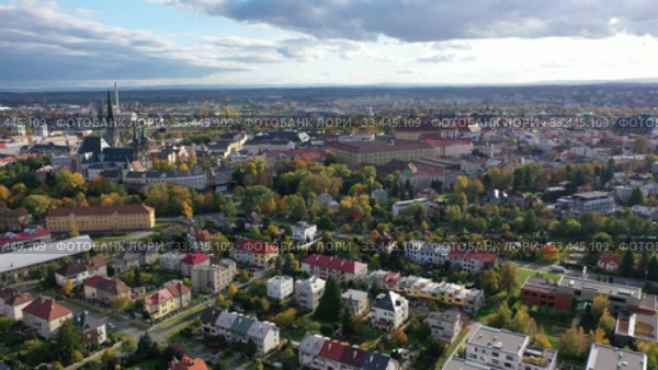 Aerial view of Olomouc cityscape overlooking Gothic spire of Saint Wenceslas Cathedral on sunny autumn day, Moravia, Czech Republic (2019 год). Стоковое видео, видеограф Яков Филимонов / Фотобанк Лори