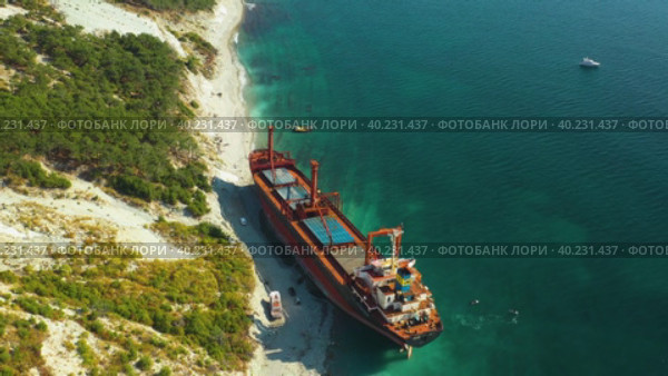 Aerial view of the dry-cargo ship called Rio ran aground after a storm in  black sea (2019 год). Редакционное видео, видеограф Кирилл Трифонов / Фотобанк Лори