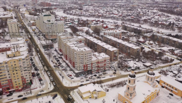 Aerial view of the Intercession Bishop Cathedral and residental quarters in winter in city Penza, Russia. Стоковое видео, видеограф Яков Филимонов / Фотобанк Лори