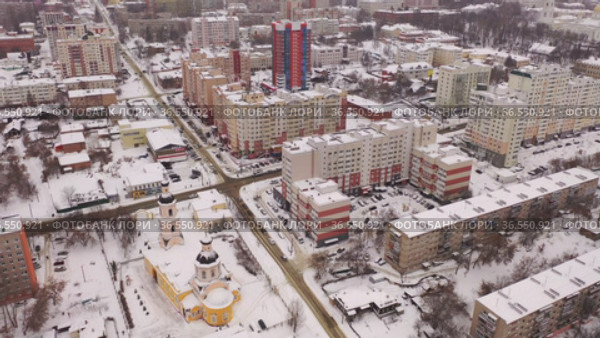 Aerial view of the Intercession Bishop Cathedral and residental quarters in winter in city Penza, Russia. Стоковое видео, видеограф Яков Филимонов / Фотобанк Лори