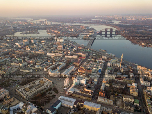 Aerial view of the Kiev city with Dnieper river, many bridges, district Obolon, Museum of History of Kiev, St. Andrew’s Church and the district of Vozdvizhenka and Podol, Ukraine. Drone photo. Aerial view of the Kiev city with Dnieper river, bridges and Obolon district in the background, Ukraine. Стоковое фото, агентство Ingram Publishing / Фотобанк Лори