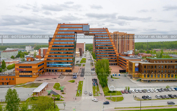 Aerial view of the modern building of the Technopark in Akademgorodok (2024 год). Стоковое фото, фотограф Сергей Фролов / Фотобанк Лори