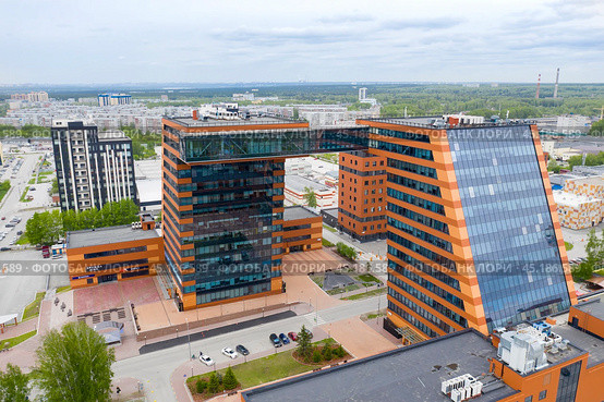 Aerial view of the modern building of the Technopark in Akademgorodok (2024 год). Стоковое фото, фотограф Сергей Фролов / Фотобанк Лори