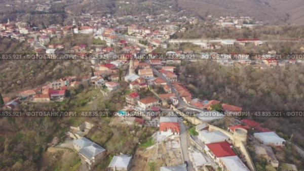 Aerial view of the small tourist town of Sighnaghi, located on a high hill in the center of the Alazani Valley, Georgia. Стоковое видео, видеограф Яков Филимонов / Фотобанк Лори