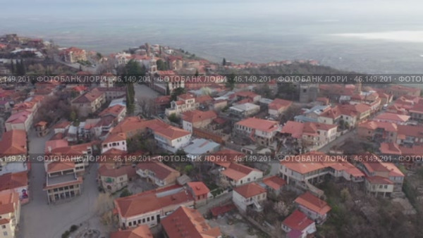 Aerial view of the small tourist town of Sighnaghi, located on a high hill in the center of the Alazani Valley, Georgia. Стоковое видео, видеограф Яков Филимонов / Фотобанк Лори