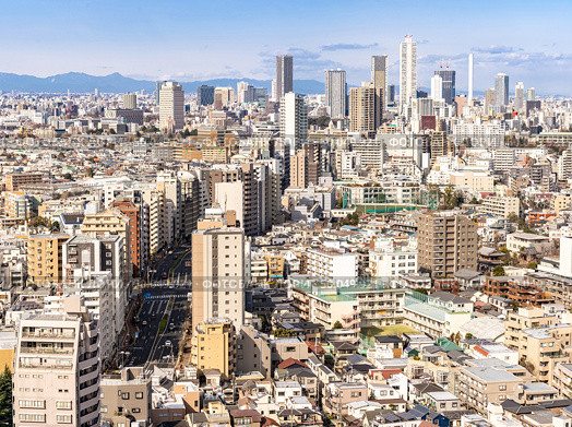 aerial view of Tokyo skylines and skyscrapers buildings in Shinjuku ward in Tokyo. Taken from Tokyo Bunkyo civic center observatory sky desk. . Стоковое фото, агентство Ingram Publishing / Фотобанк Лори