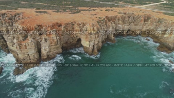 Aerial view on Atlantic coast cliffs and waves. Стоковое видео, видеограф Михаил Коханчиков / Фотобанк Лори