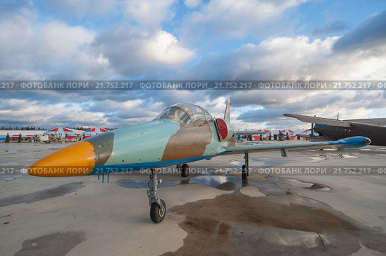 Аэро Л-39 «Альбатрос» (Aero L-39 Albatros) чехословацкий учебно-боевой самолёт на стоянке в парке Патриот, вид с носа (2015 год). Редакционное фото, фотограф Малышев Андрей / Фотобанк Лори