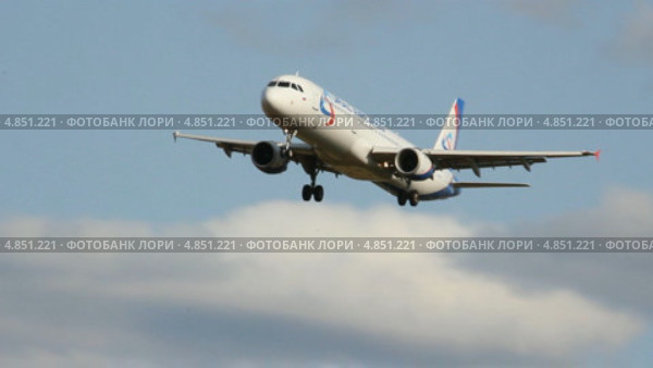Аэробус A-321, авиакомпания Ural Airlines, бортовой VP-BVP, в полете (2013 год). Редакционное видео, видеограф Mikhail Erguine / Фотобанк Лори
