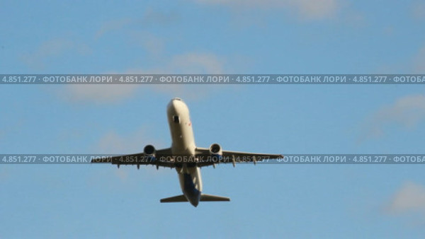 Аэробус A-321, авиакомпания Ural Airlines, бортовой VP-BVP, взлетает в аэропорту Уфа (2013 год). Редакционное видео, видеограф Mikhail Erguine / Фотобанк Лори