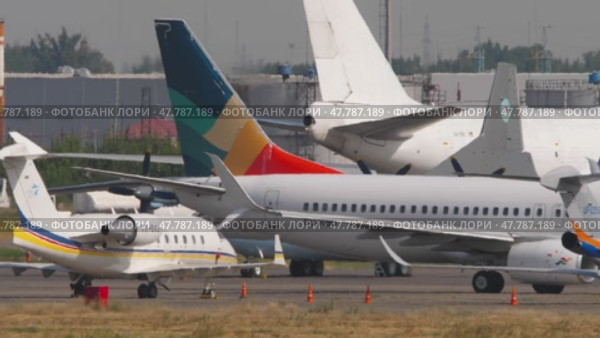 Aeroplane of Red Sea taxiing, side view (2024 год). Редакционное видео, видеограф Игорь Жоров / Фотобанк Лори