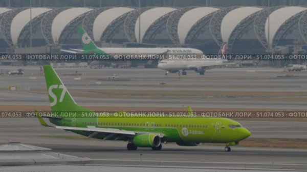 Aeroplane of S7 Airlines arriving. Редакционное видео, видеограф Игорь Жоров / Фотобанк Лори