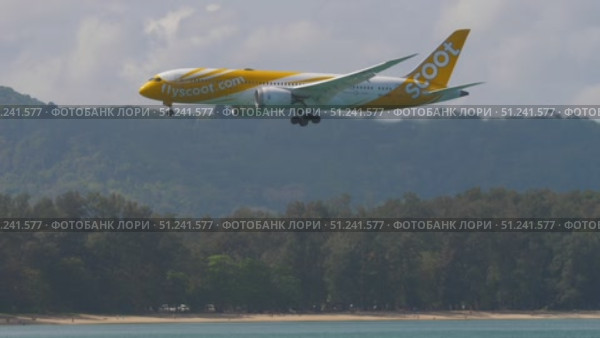 Aeroplane of Scoot landing, side view. Редакционное видео, видеограф Игорь Жоров / Фотобанк Лори