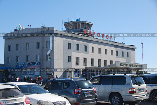 Аэропорт Елизово на полуострове Камчатка (Петропавловск-Камчатское авиапредприятие) на фоне Корякского и Авачинского вулканов (2018 год). Редакционное фото, фотограф syngach / Фотобанк Лори