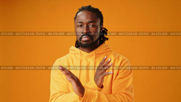African man showing rejection gesture against yellow background. Стоковое видео, видеограф Сергей Толмачёв / Фотобанк Лори