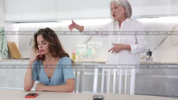 Aggrieved elderly woman having quarrel with her daughter at home. Elderly mother expresses claims to adult daughter. Стоковое видео, видеограф Яков Филимонов / Фотобанк Лори