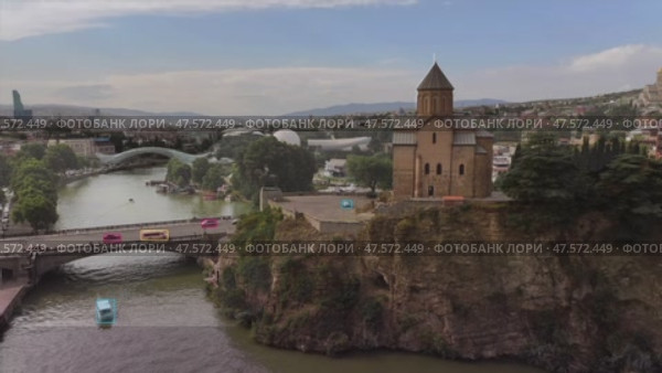 AI Landmark Detection Tbilisi Metekhi Church River Aerial. Стоковое видео, видеограф Поскребышев Михаил / Фотобанк Лори
