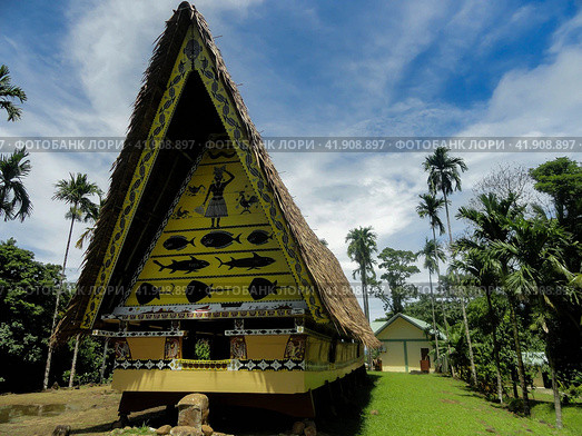 Aimeliik, Palau - July 4, 2017. The traditional Palauan men's house or bai in the state of Aimeliik. Sunny daylight view. Традиционный дом мужского клуба на Палау. Стоковое фото, фотограф Александр Кузнецов / Фотобанк Лори