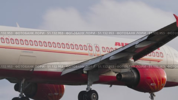 Air India aeroplane landing at Phuket Airport. Редакционное видео, видеограф Игорь Жоров / Фотобанк Лори