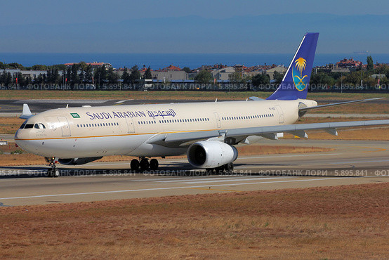Airbus A-330-300 авиакомпании Saudi Arabian на рулении (2013 год). Редакционное фото, фотограф Александр Тарасенков / Фотобанк Лори