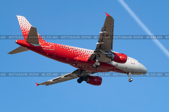 Airbus A319-111 "Ижевск" (RA-73203 ) авиакомпании Rossiya улетает в голубом небе солнечным днем (2023 год). Редакционное фото, фотограф Виктор Карасев / Фотобанк Лори