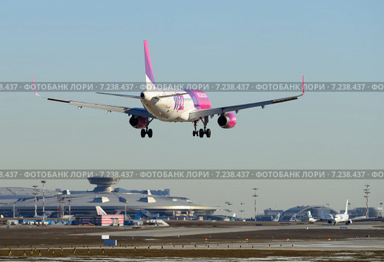 Airbus A320 (бортовой HA-LWV) авиакомпании Wizz Air на посадке во Внукове (2015 год). Редакционное фото, фотограф Alexei Tavix / Фотобанк Лори