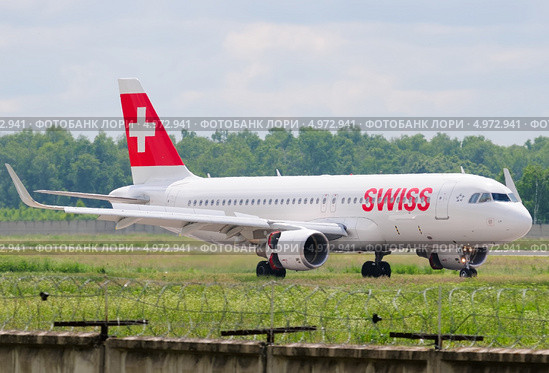 Airbus A320 (бортовой HB-JLT) авиакомпании Swiss Airlines в Домодедово (2013 год). Редакционное фото, фотограф Alexei Tavix / Фотобанк Лори