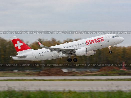 Airbus A320 (бортовой HB-JLT) авиакомпании Swiss Airlines вылетает из Домодедово (2013 год). Редакционное фото, фотограф Alexei Tavix / Фотобанк Лори