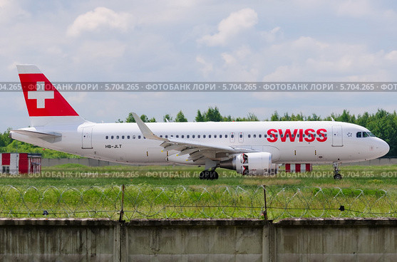 Airbus A320 (бортовой HB-JLT) авиакомпании Swiss Airlines в Домодедово (2013 год). Редакционное фото, фотограф Alexei Tavix / Фотобанк Лори