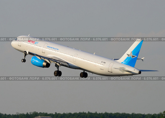 Airbus A321 (бортовой EI-FBH) авиакомпании Metrojet вылетает из Домодедова (2014 год). Редакционное фото, фотограф Alexei Tavix / Фотобанк Лори