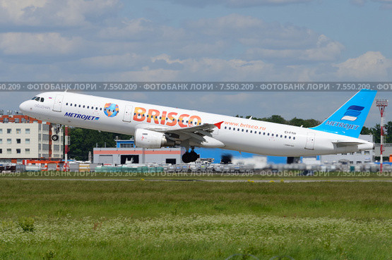 Airbus A321 (бортовой EI-FSB) авиакомпании Metrojet вылетает из Домодедова (2015 год). Редакционное фото, фотограф Alexei Tavix / Фотобанк Лори
