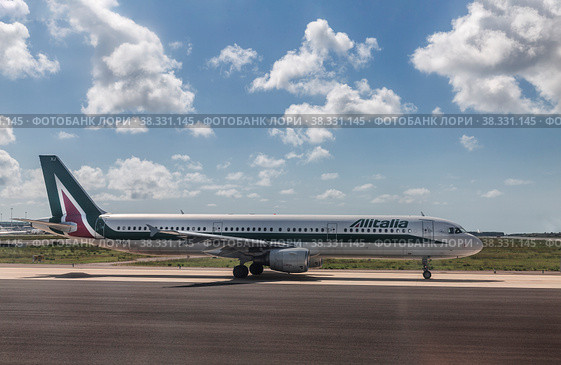 Aircraft company "Alitalia" on the airfield  of the airport Fiumicino (Leonardo Da Vinci). Rome, Italy (2017 год). Редакционное фото, фотограф Наталья Волкова / Фотобанк Лори