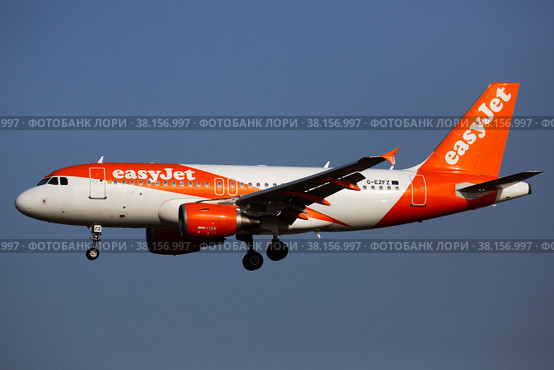 Airline EasyJet plane comes in for a landing in an aeroport El Prat city of Barcelona. Board number G-EZTK (2020 год). Редакционное фото, фотограф Яков Филимонов / Фотобанк Лори